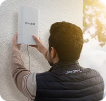 Photographie d'un technicien en train d'installer un routeur extérieur 4G