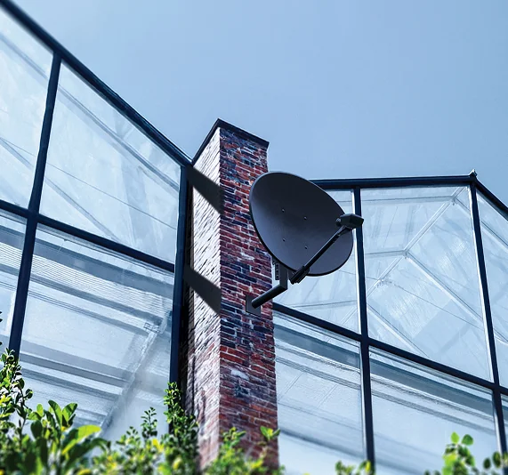Photographie d'un kit satellite Nordnet installé sur la façade d'une habitation