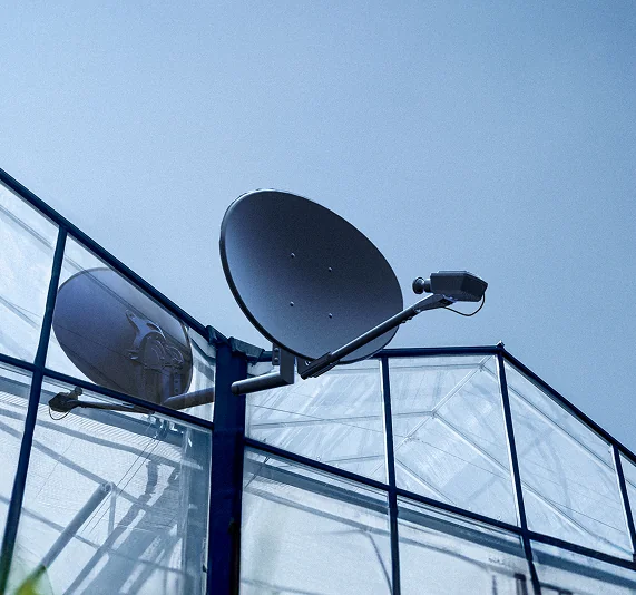 Photographie d'un kit satellite Nordnet installé sur la façade d'une habitation