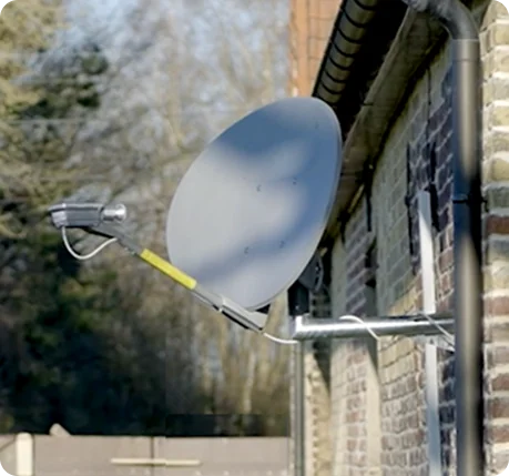 Photographie d'un kit satellite Nordnet installé sur la façade d'une habitation